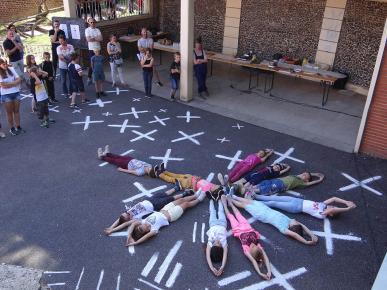 Les tableaux vivants dans cour de l'école