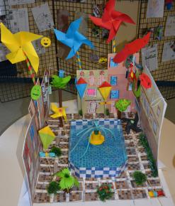 une maquette de place "rêvée" avec piscine centrale