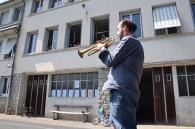 petit concert dans la cour de l'école