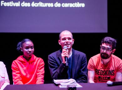 Abdellah Taïa et des participant·e·s à l'atelier d'écriture