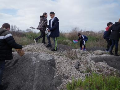 Les enfants récoltent des terres