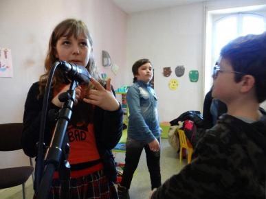 Février 2020, première rencontre avec la classe des grands et leur professeur Céline Delbegue à l'école de Lapleau, village de Corrèze. Nous attendons ce moment depuis plusieurs mois, et pour eux je suis : enregistreuse, créatrice de bruits sonores, une sonoreuse quoi. Pour moi, ils sont d'abord une photo de groupe, puis ensuite “Louise comme Lune”, ou “Enzo comme Europe”, "Ambre comme Aujourd'hui", ou encore "Estevan comme Hérisson"... Et puis, nous devenons les uns pour les autres davantage dès les premiè