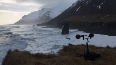 Dispositif de field recording positionné sur le bord d'une falaise islandaise.