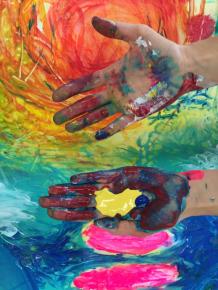 Les mains dans les couleurs