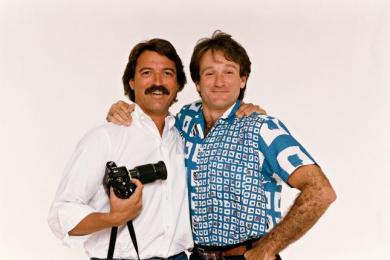 Photographie de la première rencontre à la suite d'un shooting de Robin Williams (à droite) réalisé par Arthur Grace (à gauche) pour la première de couverture du magazine Newsweek, Los Angeles, 1986.