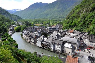 Saint-Béat (et au milieu coule la Garonne), creative commons