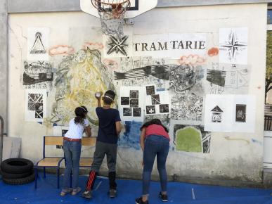 La touche finale en bombe pour la fresque de Tramtarie