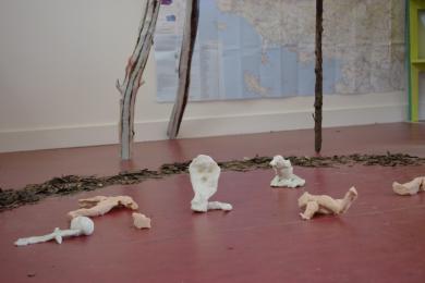 Vue de l'atelier à la fin de notre deuxième première rencontre. Eléments en pâte végétale modelé par les élèves, construction en bois peint et carte du territoire d'Avessac.