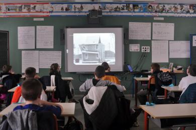 Projection en classe de courts-métrages en noir et blanc