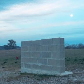 Sculpture accidentelle dans un terrain vague derrière l'école.