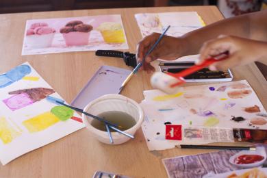 les enfants en train de faire de l'aquarelle