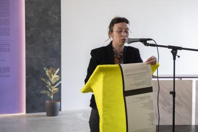 Lecture du Traité et des conditions d'existence des alternatives pour Désorceler la finance, La table des négociations, Biennale Internationale de Design 2019, Saint-Étienne