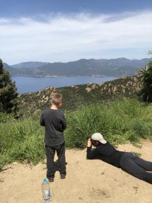 Deux élèves prennent une photo du paysage