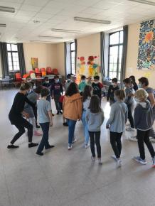 Premières explorations d'expression corporelle et travail de la voix en groupe 