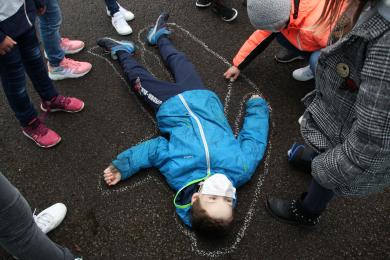 Préparation d'une saynète en cours : "la scène de crime"