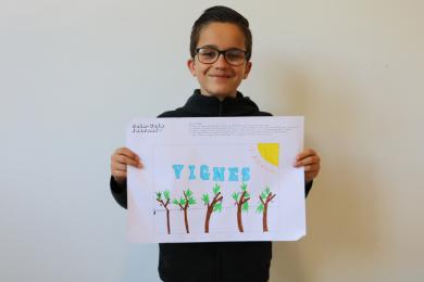 Léo avec un dessin de Lila