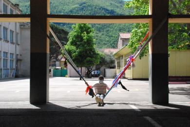 Une balançoire sous le préau 