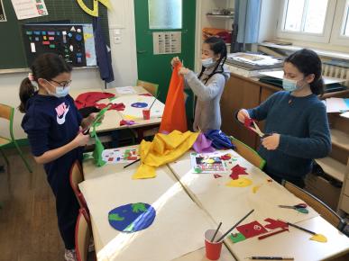 Les filles s'entre-aident afin de finir leurs drapeaux à temps