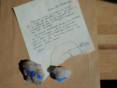 photographie de la note et des indices (cristaux de sel recouvert en partie de traces bleues)
