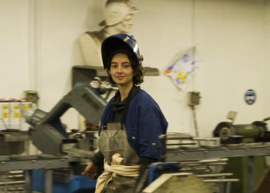 portrait de Claire Bouffay dans un atelier 