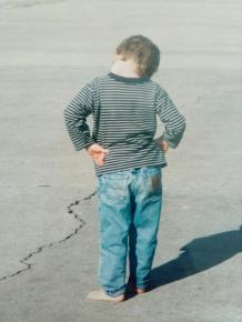 Un enfant, pieds nus sur du béton, regarde une fracture sur le sol. Cette photo dépeint l'interrogation d'un petit garçon sur l'espace qui l'entoure, sur l'origine, la cause, le parcours et la possible fin de cette fissure. Cette photo nous paraît être à l'image de notre projet. 