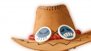 Chapeau orange de Ace personnage de One piece. On y distingue deux badges en forme de tete, l'un qui sourit l'autre qui sourit à l'envers