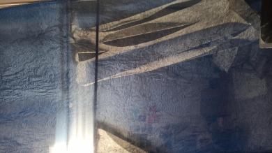 Photographie, vue d’atelier : tissu, papier kozo, colle de peau. Hélène Boutonnet, 2022.