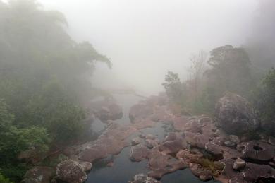 Vue de la Grande Ravine dans la brume, Trois bassins, 2022. 