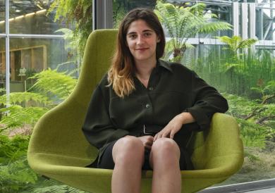 Designeuse qui s'intéresse aux interactions possibles par des objets entre les humains.