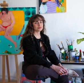 Portrait de l'artiste dans son atelier à Marseille. © Cécile Cornet