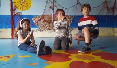 Les enfants d'Ota testent l'enregistrement sonore