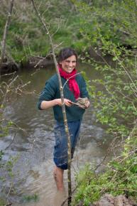 Récolte d'argile dans une rivière en Alsace