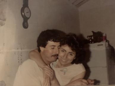Fadila et Mustapha-Kamel Kheladi deux jours après leur cérémonie de mariage à Mezgoug (Algérie) en 1989.