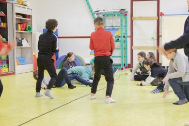 atelier expression corporelle mené avec les enfants par l'artiste plasticienne et danseuse Chloé Boulestreau