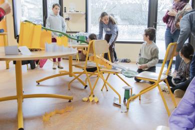 Circuit pour d'eau en papier assemblé par les enfants © Robin Bourgeois