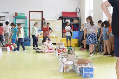 les enfants pendant leur exposition