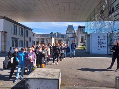 La classe devant le Musée de l'Image