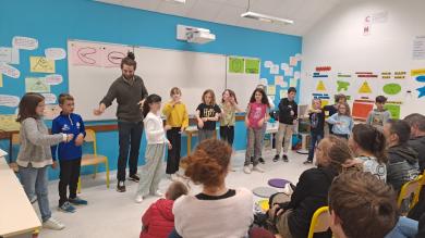 Démonstration de mime devant les parents pendant la restitution.