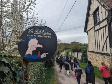 Les enfants en route vers la Fabuloserie pour découvrir le Manège du Petit Pierre
