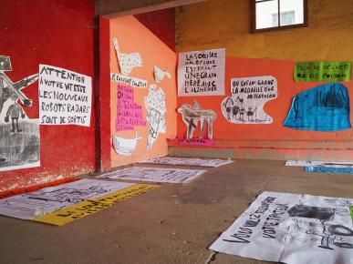 Affichage libre dans le préau de l'école