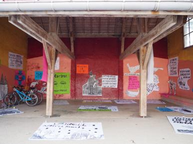 Accrochage par les enfants sous le préau de l'école